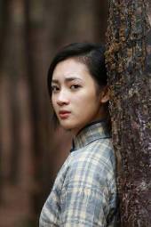 其中,海润旗下新生代女星陶洋所饰角色为第一纵队通讯员路百灵,留着