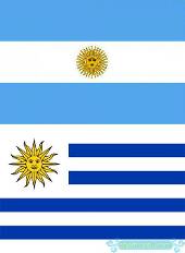 阿根廷国旗的小太阳在中间,而乌拉圭的小太阳在国旗左上角
