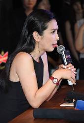 李冰冰手臂现淤青吐舌