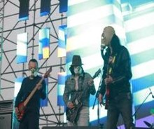 小图 全场沸腾中,夏日微风乐队以一曲激情澎湃的《喜悦》拉开了
