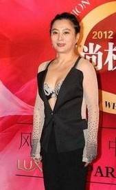 50岁李玲玉大尺度爆乳亮相