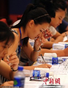 15名美女争当湖北民间品酒师 一上午喝48种白酒(组图)