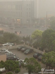 上海下午狂风暴雨(图片来源:新浪微博)