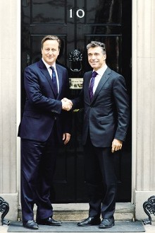 英国首相卡梅伦(左)9月18日在伦敦会见了来访的北大西洋公约组织秘书