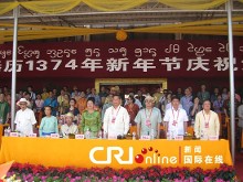 西双版纳泼水节开幕式前百名和尚诵经祈福 摄影:周志敏