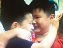 图片说明:在一年级一班,几名男生很快彼此熟悉,课间嬉闹了起来.