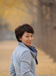 <em>央视美女主播劳春燕</em>20多年前青涩证件照曝光