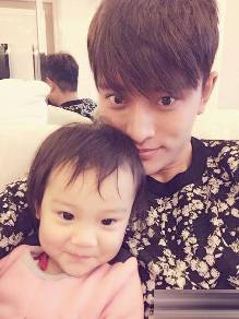 李小璐<em>母女</em>齐上阵 甜馨儿大玩制服<em>诱惑</em>-自媒体