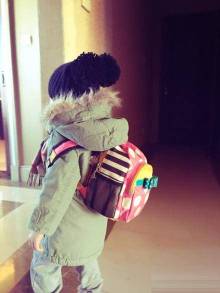 李小璐<em>母女</em>齐上阵 甜馨儿大玩制服<em>诱惑</em>-自媒体