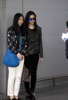 刘亦菲机场街拍 大牌傍身神似御姐千颂伊(1)_养