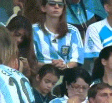 梅西爱妻携子现场助威(gif)