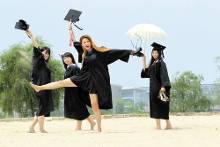 小图大连医科大学医学专业学生在海边摆一剑穿心造型.