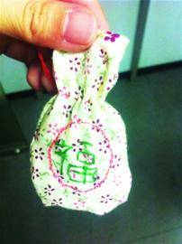 大学生过端午:美女<em>穿汉服梳</em>古风<em>发型</em>缝荷包(组