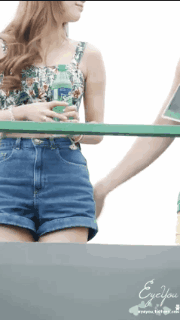 miss a秀智穿短裤录节目 惨遭男主持摸臀