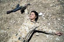 7月29日,伊拉克,结束训练,一名"库尔德自由斗士第二营"的女兵躺在地上