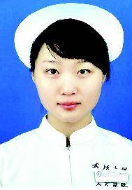 老人树上掉下心跳骤停 <em>女孩</em>跪地<em>人工</em>呼吸施救