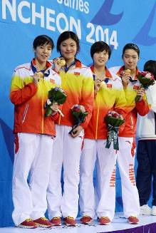 (亚运会·领奖台)(3)游泳——女子4x200米自由泳接力举行颁奖仪式(图)