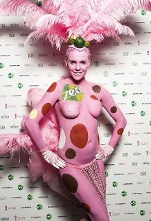 超模洛伊德玩人体彩绘 胸贴遮点性感爆棚