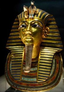 法老王黄金面罩胡子掉落 埃及博物馆用树脂黏回