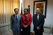 驻莫桑比克大使李春华会见莫新任卫生部长(图)