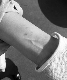 长春一对违章夫妻野蛮抗法 抢夺驾驶证抓伤交警