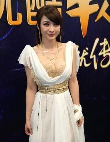 袒胸露背<em>美女主播</em>柳岩,除了秀<em>胸衣</em>品还能咋样