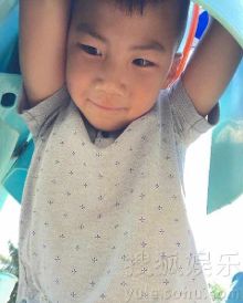 康总不高冷!胡军粉丝破百万发康康萌照