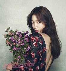 韩国女神朴信惠披肩长发,诠释韩式发型时尚风