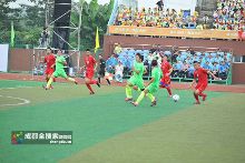 聋人足球比赛 :裁判比运动员更累