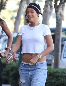 蕾哈娜出街晒小蛮腰 <em>内裤蕾丝边</em>外露勾人-新闻