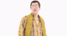 《ppap》里,画风立马不一样了,看这魔性的动作,妖娆的身段,销魂的表情