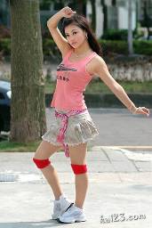 阳光下靓丽逼人的天使女孩