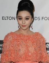 高清:甩奶露底抖胸 盘点走光露肉赚眼球明星(组图)