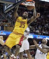 图文:[nba]小牛负骑士 詹姆斯大灌篮