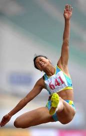 图文:女子七项全能跳远比赛 林春晗坚持到底