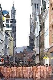 2000比利时男女追求先锋派艺术 寒风中群裸(图)