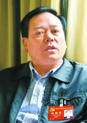 苏莉 彭崇谷代表 黄泽春代表 曾丽娟代表 杨建军代表本版照片除署名外