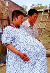 超级孕妇怀五胞胎是恶作剧 衣服里面塞棉被(图)