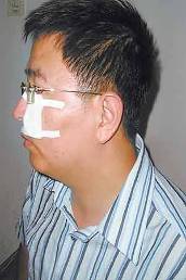 出租车祸女教师围观 交警救人开道被挠破脸(图)