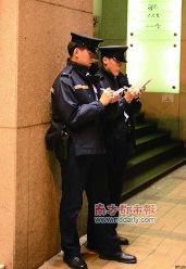 香港警察在巡逻时手不能插入口袋,失恋了骂前男友泄愤