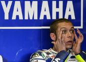 图文:motogp西班牙站练习赛 罗西搞怪表情