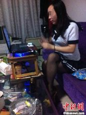 一直跟在身后的服务员一再向记者推荐包房,反复说"包房休息,可以不
