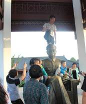 男子脚踩刘少奇塑像头部拍照(图)