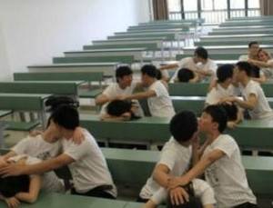 吐槽:男子扮女装女浴池圆梦