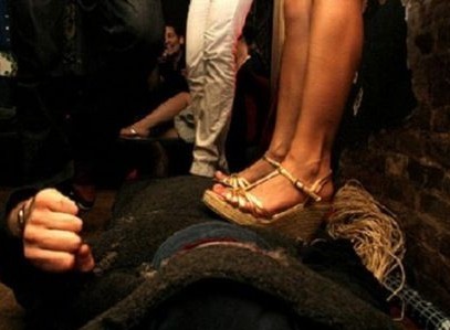 神吐槽:16岁女孩卖淫称靠自己