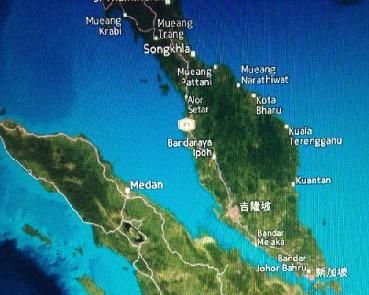 马六甲海峡呈东南-西北走向.它的西北端通印度洋的安达曼海,东南端