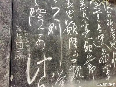 神吐槽:小伙半落裤子见首相