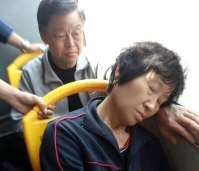一个人站在门前猜成语_一个人看图猜成语图片(3)