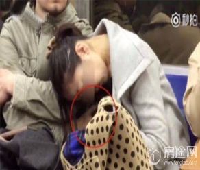 电车痴汉 男子狂摸醉酒女孩胸部全程被拍下 推广