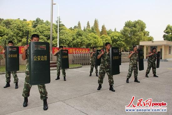 图为杭州边检站官兵正在进行警棍盾牌术训练